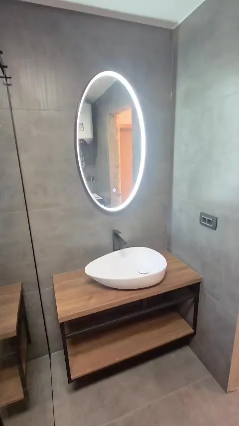 Ovalno LED ogledalo i umivaonik na drvenoj konzoli